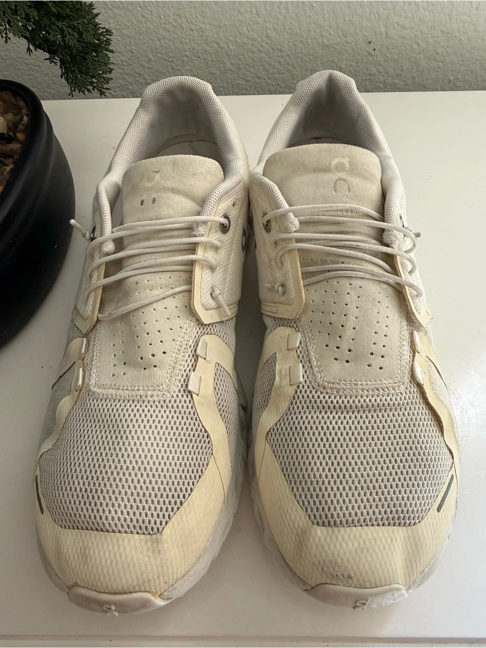 On Running Men size 9 Athletic Shoes in Off-White/Cream